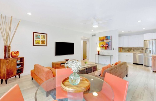 Hendricks and Venice Isles Apartment | Waterfront Condo | Pool | Walk to Las Olas Beach