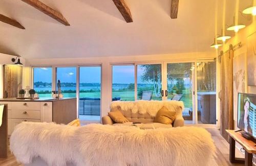 Pointe-du-Chene Ski Chalet | Waterfront Cottage 'The Dream' with Private Hot Tub