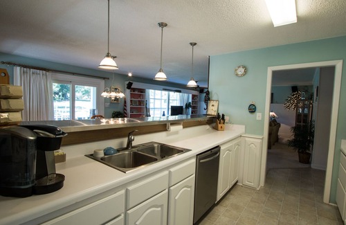 Newport Cottage | Waterfront Cottage w/Deep Water Dock-3BR/2BA