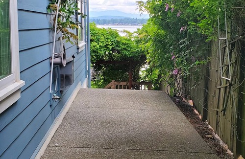 Lake Stevens House | Waterfront Gated, Breathtaking Mountain & Lake View Guest House on Lake Stevens!