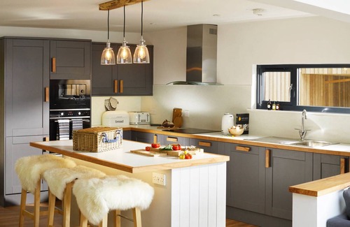 Port of Menteith Ski Chalet | Waterfront heaven with hot tub and sauna.