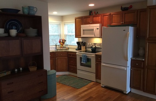 Ponds of Plymouth Cottage | Waterfront Home In The Gateway To Cape Cod. 8 minutes to Bourne Bridge.