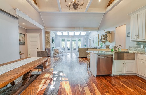 Counce House | Waterfront Home W/Dock, 5 Bedroom with Hot Tub! One mile from Aqua Yacht!
