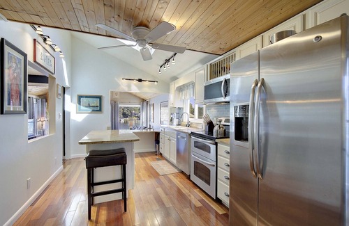 Lake Shore House | Waterfront Home w Private Pier Easy Drive to USNA