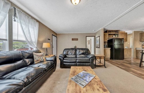 Goodview House | Waterfront home with 3 bedrooms and free parking