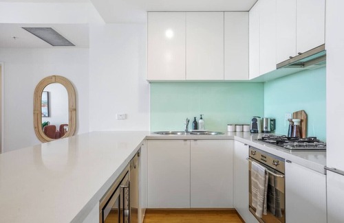 Docklands Apartment | Waterfront in Docklands Walk to Crown & Marvel