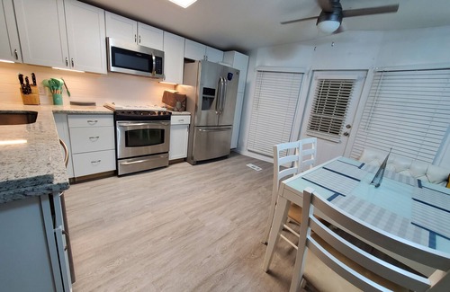 Enchanted Oaks House | Waterfront Lake Cottage, Spacious Outdoor Deck! π πΆ BBQ grill and Firepit!