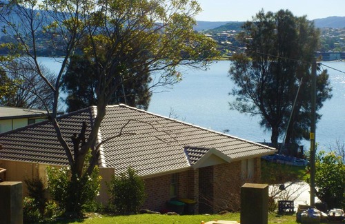 Primbee House | Waterfront Lakeside Cottage Primbee