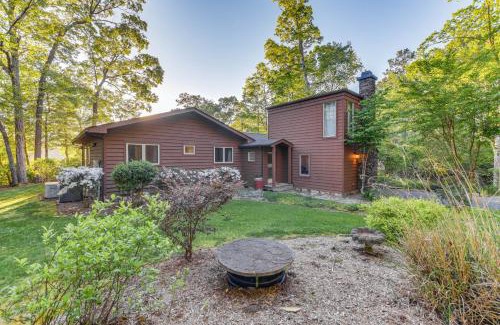 Lancaster House | Waterfront Lancaster Cabin about 10 Mi to Kilmarnock!