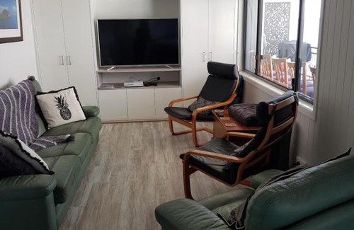 Corlette Apartment | Waterfront Location - 2 Bed Apartment in Corlette, Port Stephens - Sleeps 4