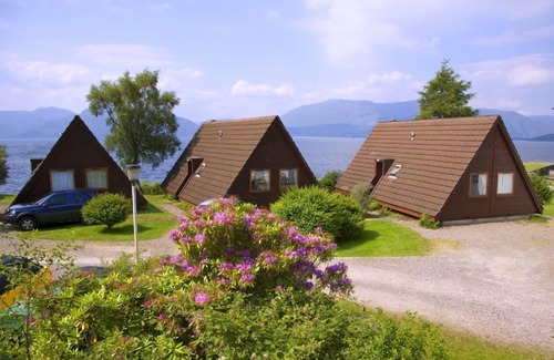 Kentallen Ski Chalet | Waterfront Lodge 1 with Hot Tub