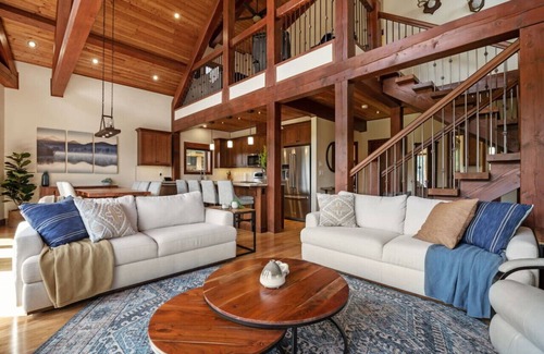 East Kootenay Apartment | Waterfront Lodge | Private Dock | Rocky Mountains