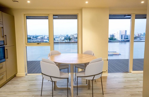 Peninsula Apartment | Waterfront - London Greenwich O2 Arena 2 Bed Apartment