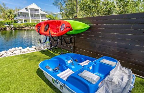 Buccaneer Point Villa | Waterfront Luxe Pool, Hot Tub, Theater, Games and more