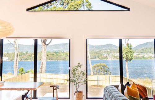Austins Ferry House | Waterfront Luxury hideaway home/close to MONA art museum
