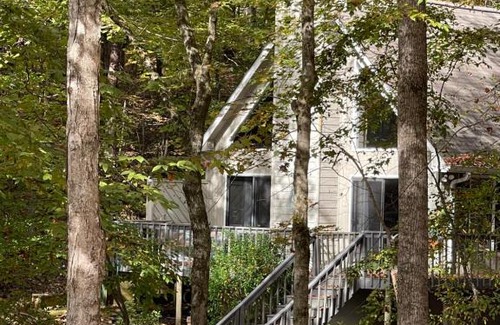 Eatonton House | Waterfront Luxury on Lake Sinclair with Wraparound Deck,and Fireplace
