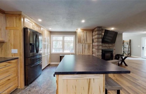 Brockton House | Waterfront Modern calming 3 bedroom Lake house - Pearl Lake