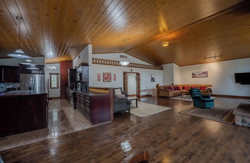 Bracebridge Cottage | Waterfront Muskoka Cottage - a charming retreat only 1hr40mins from Toronto