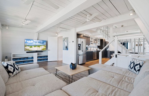 Silver Cay Cottage | Waterfront~Nostalgic Beach Cottage
