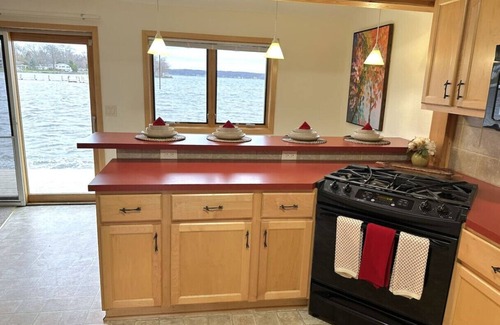 Colgate House | Waterfront on Pewaukee Lake |3BR/2BA|Pier, Kayaks & Paddle Boards