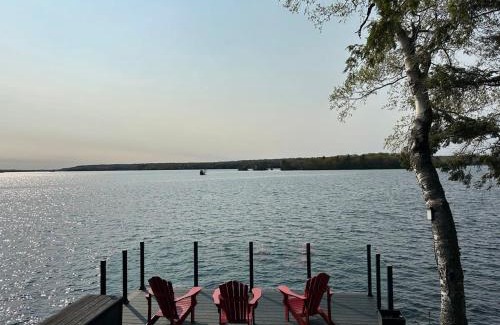 Rideau Lakes House | Waterfront open concept dream cottage with hot tub