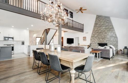 Rideau Lakes House | Waterfront open concept dream cottage with hot tub