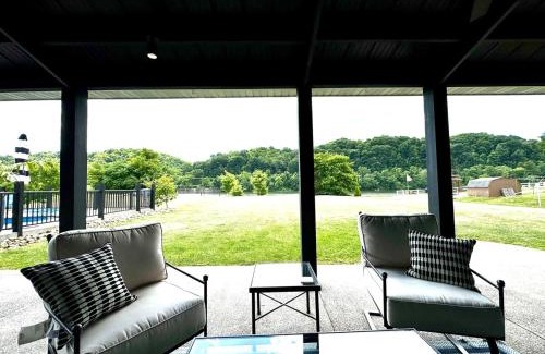 Roscoe House | Waterfront Resort Escape