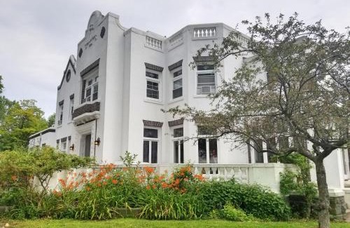 New Rochelle Villa | Waterfront Retreat Center