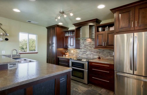 Isleton House | Waterfront retreat, year round fishing, boating, wine tasting. 1 hr from SF!