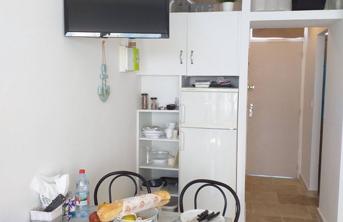 Giens Apartment | Waterfront, sea view, large studio, 26m², air-conditioned, direct beach access