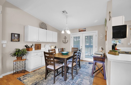 Palatka House | WATERFRONT, Sleeps 16,2 Docks, POOL,fire pit, FREE Boats/10% VENUE