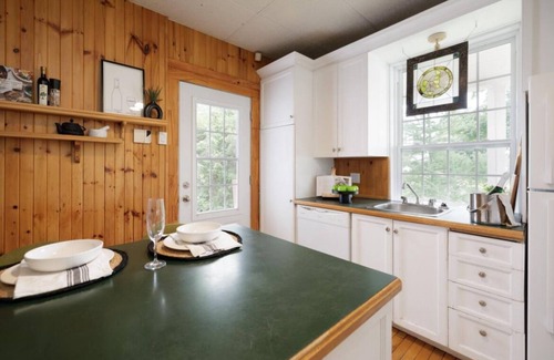 Pointe Claire House | Waterfront Spacious 4-bedroom house with WiFi and AC in gorgeous Pointe-Claire
