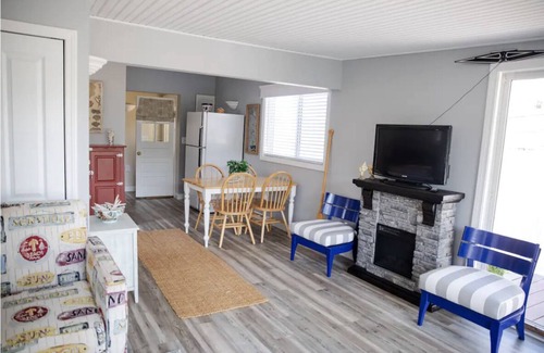 Tiverton Cottage | Waterfront Summer Cottage on Nanaquaket Pond