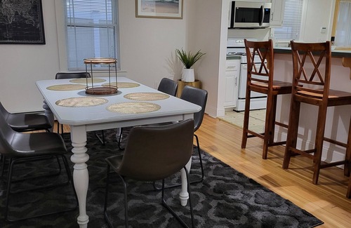New London House | WATERFRONT VIEWS @ OCEAN BEACH GATE: 6 QUEEN 1 SOFA BED