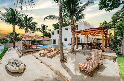 Pembroke Pines Villa | Waterfront Villa with Beach, Game Room, Cinema and Spa