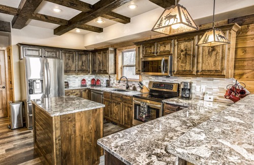 Indian Point Cabin | WaterMill Cove 8Bed Lakefront Lodge 9~2 miles to SDC~HUGE POOL~Free Amenities