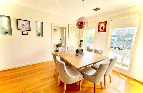 Maribyrnong House | Waterside Place - Stunning 4BR Family Home in Edgewater