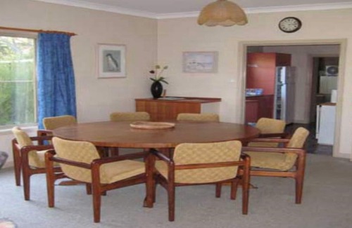 Macmasters Beach House | Waterviews & Close to Beach