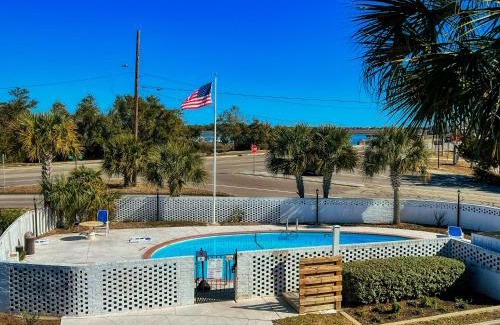 Airlie Apartment | Waterway View Studio 2 w/Pool, 1 mile to Wrightsville Beach