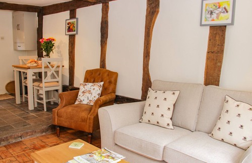 Malpas Cottage | WATTLE COTTAGE, pet friendly, character holiday cottage in Malpas