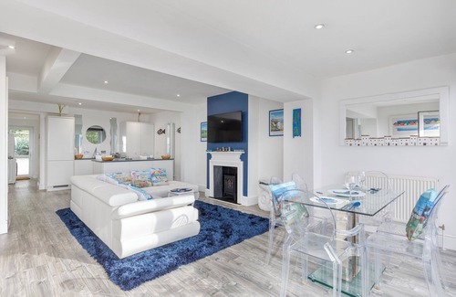 Ovingdean House | Wave Watcher- 4 bedroom sea view home, Sleeps up to 8 guests – 4 double bedrooms – 2.5 bathrooms