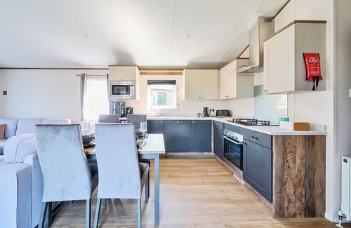 Hayling Island Cottage | WAVE WHISPERERS - HAYLING ISLAND in Hayling Island Holiday Park