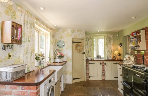 Weybread Cottage | WAVENEY COTTAGE, pet friendly, character holiday cottage in Harleston