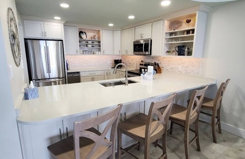 Orange Beach East Condo | WE HAVE A FEW SEPT + NOV DATES! 2/2, BALCONY w/SPLENDIFEROUS VIEWS!