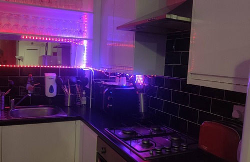 Newham Apartment | We have a stylish tastefully furnished flat, Offering additional amenities. ties