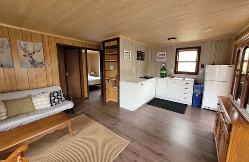 Howe Island Cottage | We Invite you to Enjoy Cozy Cottage on Howe Island