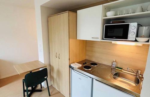Barbatre Apartment | We Live In R - Suite 202