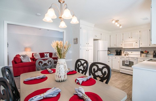 Hanahan House | We love pets! 6ft fenced in backyard and pet amenities.