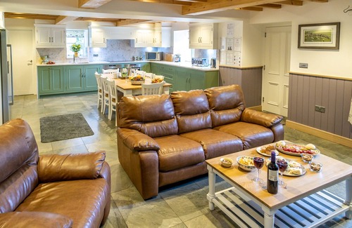 Millhouse Green Cottage | Weavers Cottage - sleeps 8 guests in 4 bedrooms