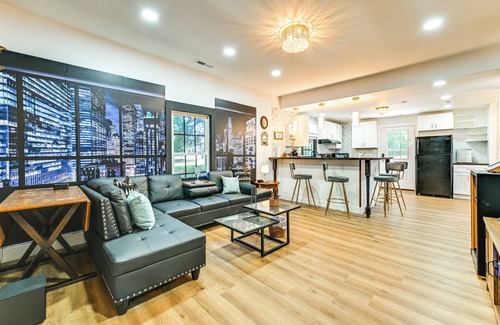 Cornelius House | Weekend Getaway in Cornelius: Walk to Dining!